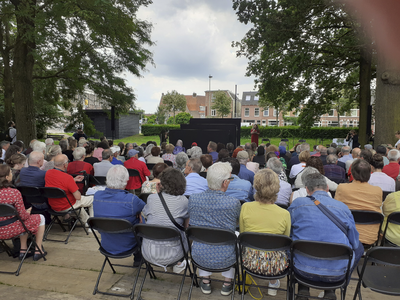 908903 Afbeelding van het publiek bij de onthulling van het Gastarbeidersmonument in het Majellapark te Utrecht.N.B. ...
